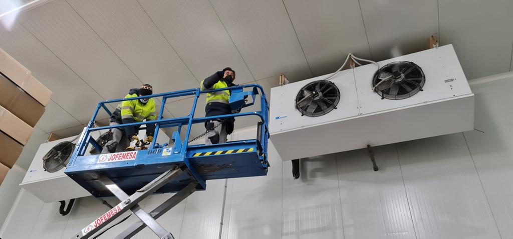 Oficiales reparando fuga en evaporador en Asturias