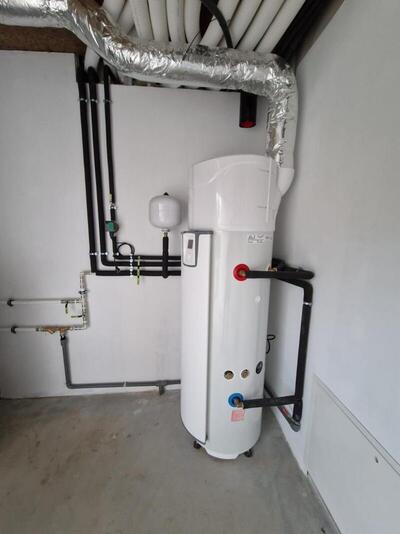 Imagen de instalación de aerotermia y ventilación en vivienda en Asturias
