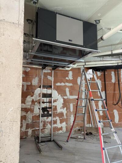 Imagen de instalación de Sistema VRF en local comercial en Asturias