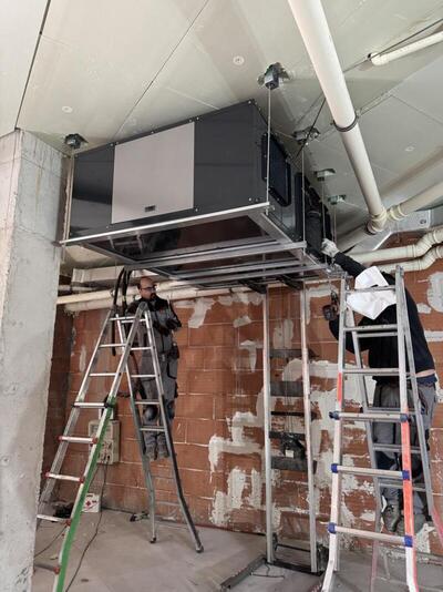Imagen de instalación de Sistema VRF en local comercial en Asturias