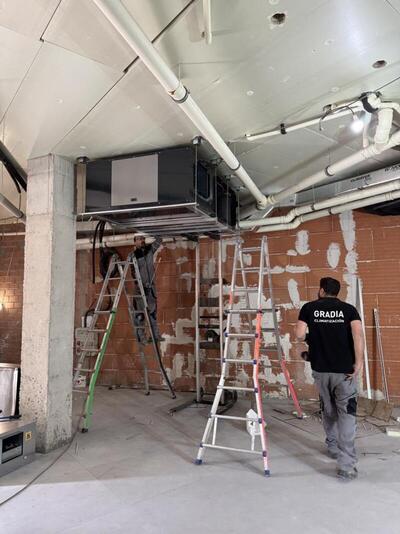 Imagen de instalación de Sistema VRF en local comercial en Asturias