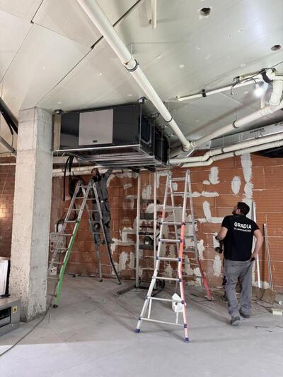 Imagen de instalación de Sistema VRF en local comercial en Asturias