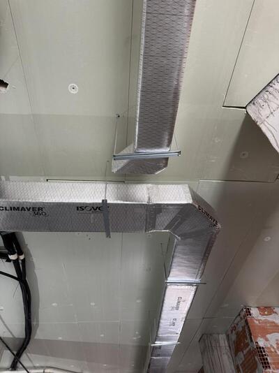 Imagen de instalación de Sistema VRF en local comercial en Asturias