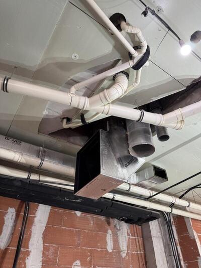 Imagen de instalación de Sistema VRF en local comercial en Asturias
