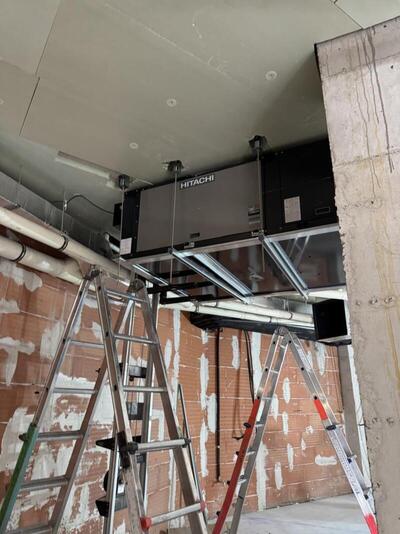 Imagen de instalación de Sistema VRF en local comercial en Asturias